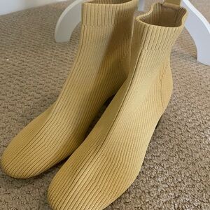 New size 5 Everlane Glove Boot yellowish mustard color